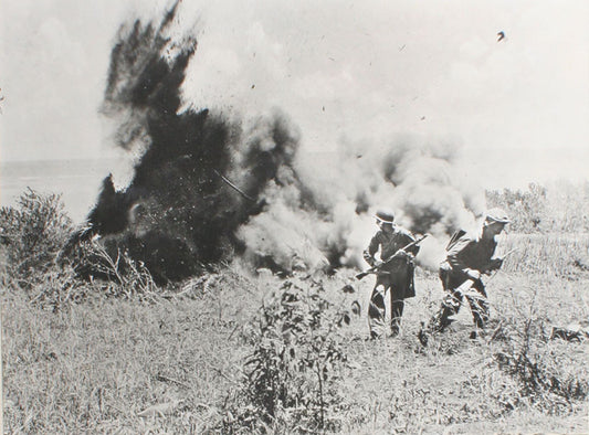 VINTAGE WWII PHOTOS, GRAFLEX SEES THE WAR SERIES. 6 SET.  13X10