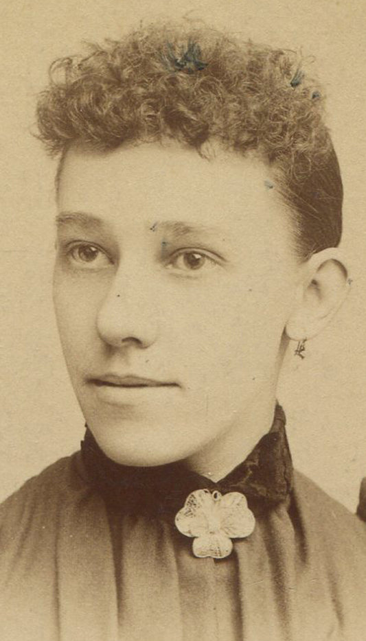 WOMAN, VERY SEVERE CURLY TOP HAIR. UNFORTUNATE. CABINET CARD. SYRACUSE, N.Y.