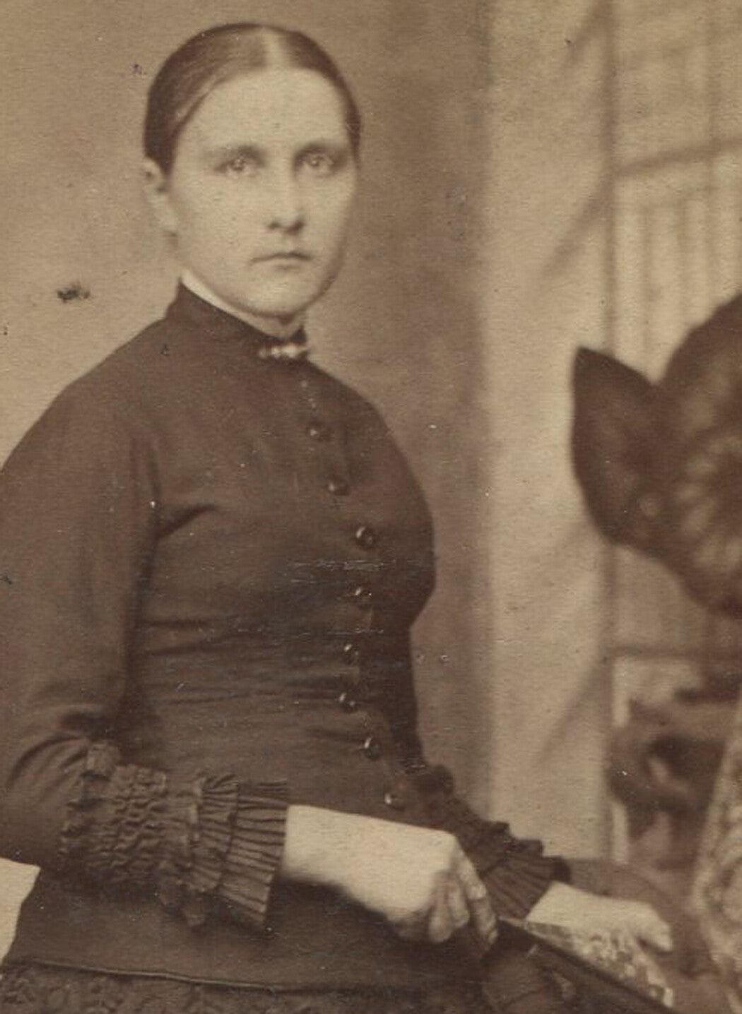 WOMAN POSED W/HAND FULL OF CHAIR. CABINET CARD. PITTSBURGH, PA.