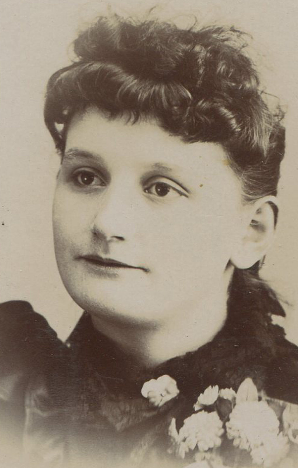 WOMAN WITH HALF SMILE, MESSY HAIR. CABINET CARD. STORY CITY, IOWA.