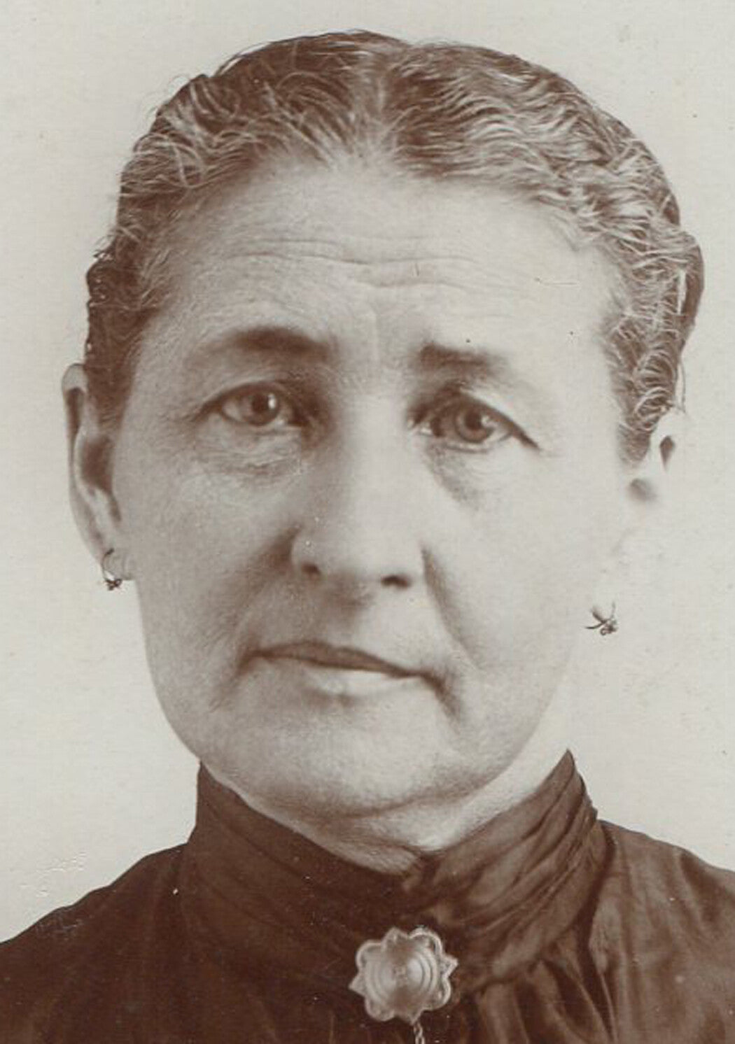 MATURE WOMAN WITH SAD EXPRESSION. CDV.