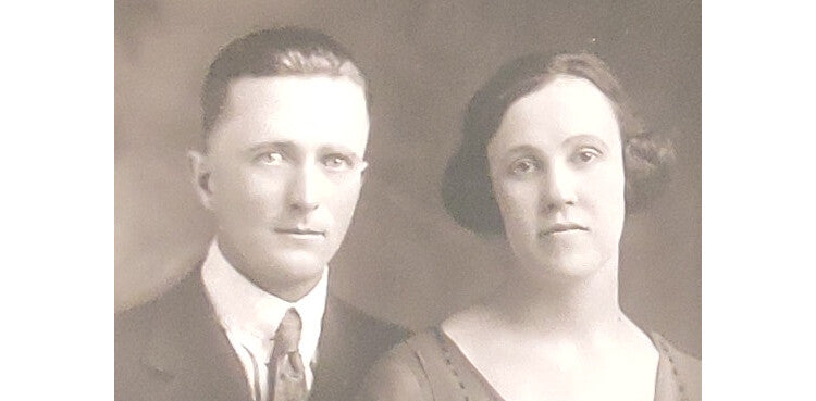 FROM PANORA, OR GUTHRIE CENTER, IA, STUDIO PHOTO OF YOUNG LADY