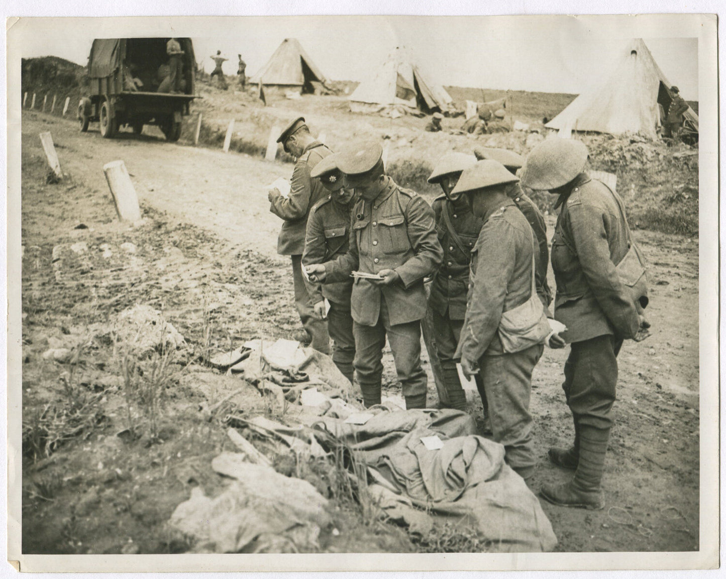 BRITISH TROOPS WATCH SORTING OF MAIL. WWI. (8X10 REPRINT)