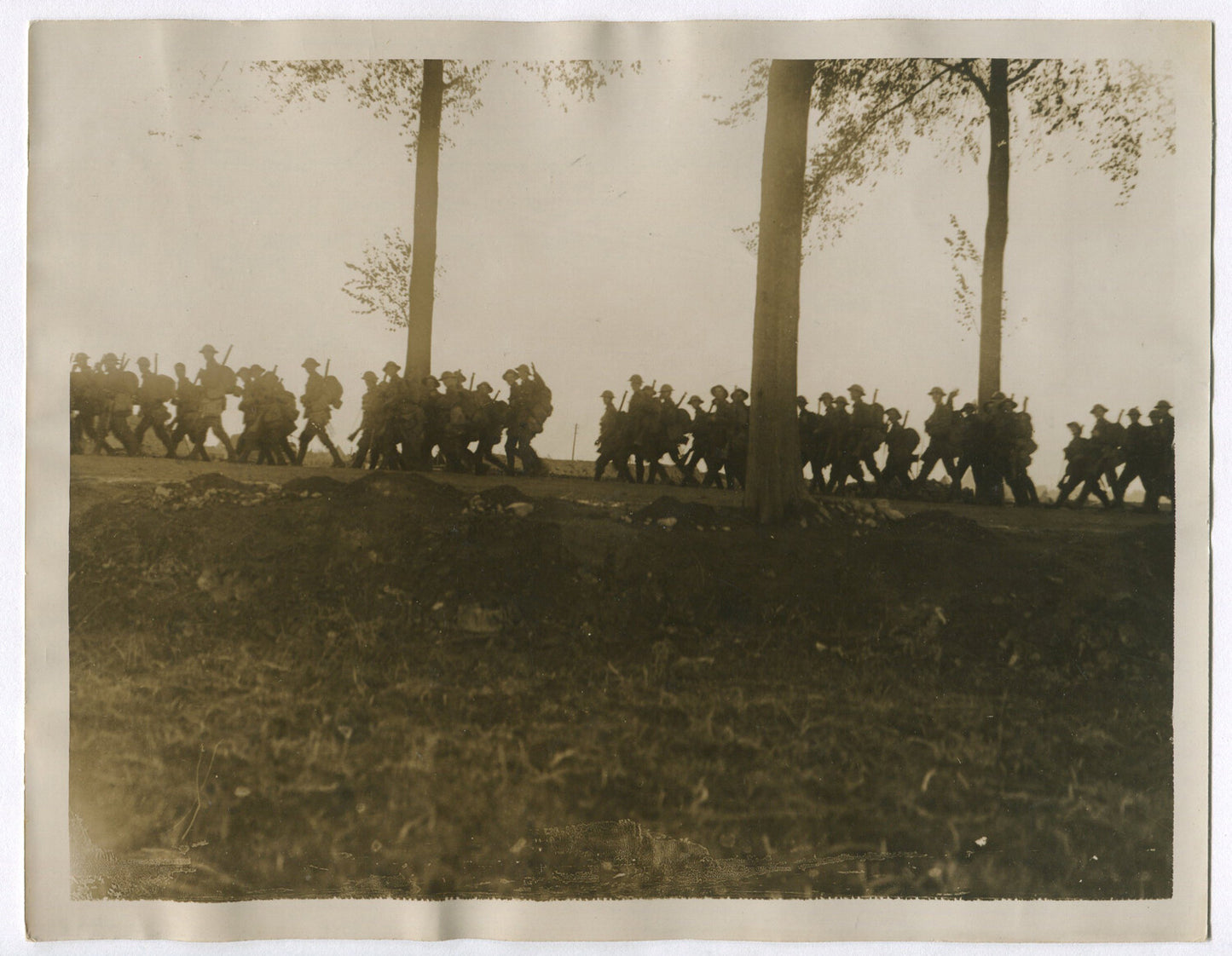 BRITISH TROOPS MOVING TO THE WESTERN FRONT. WWI.  (8X10 REPRINT)