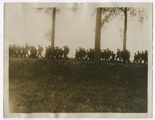 BRITISH TROOPS MOVING TO THE WESTERN FRONT. WWI.  (8X10 REPRINT)