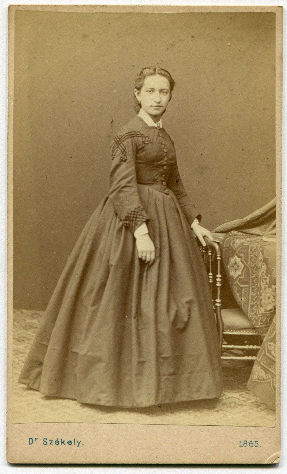 BEAUTIFUL WOMAN, STANDING POSE, LOOKING IN CAMERA. CDV. WIEN, AUSTRIA.