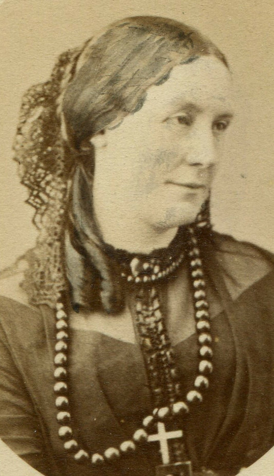 WOMAN W/CHUNKY BEADED NECKLACE AND CRUCIFIX. CDV. NICE, FRANCE.