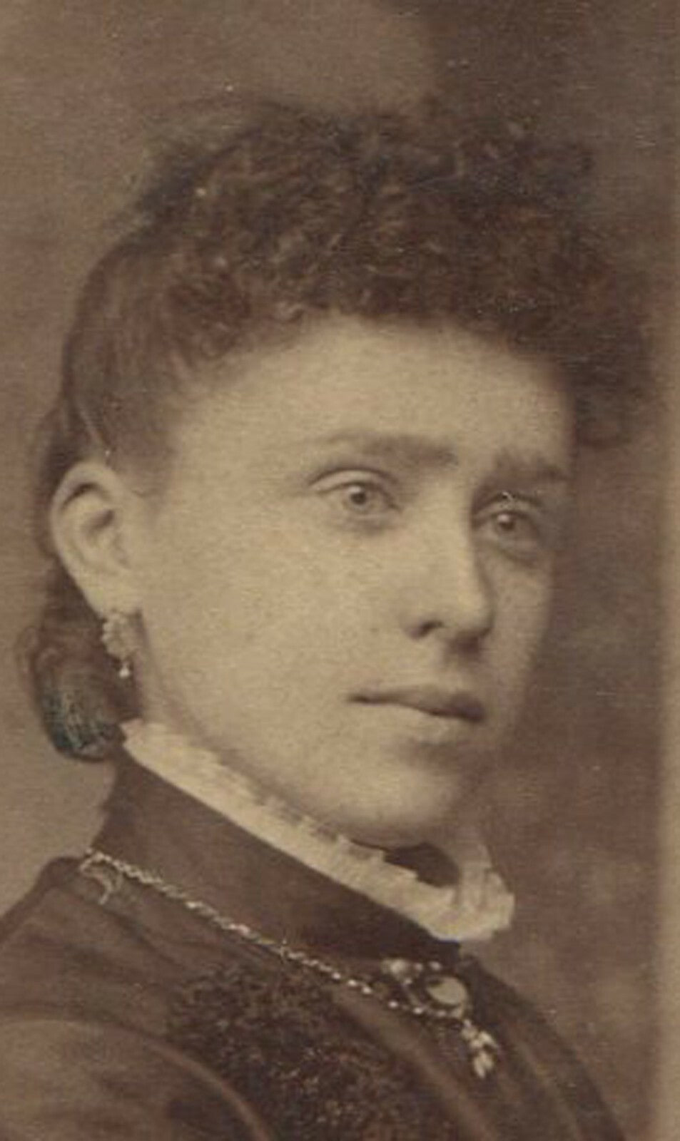 WOMAN POSED W/ HAND FULL OF FUR PELT. CABINET CARD. ST LOUIS, MO.