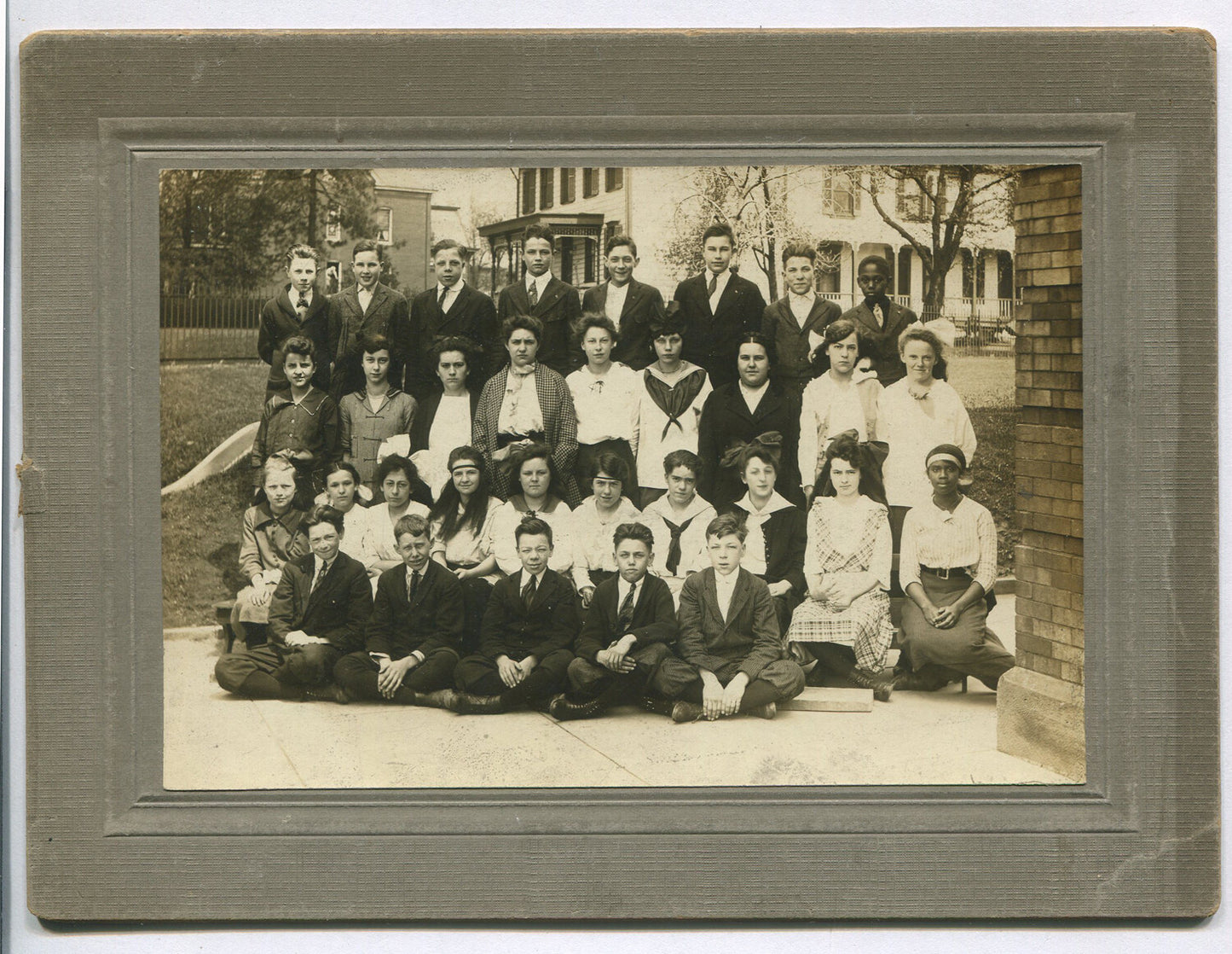 AFRICAN AMERICAN AND WHITE STUDENTS IN CLASS PHOTO. 1920 CABINET CARD.