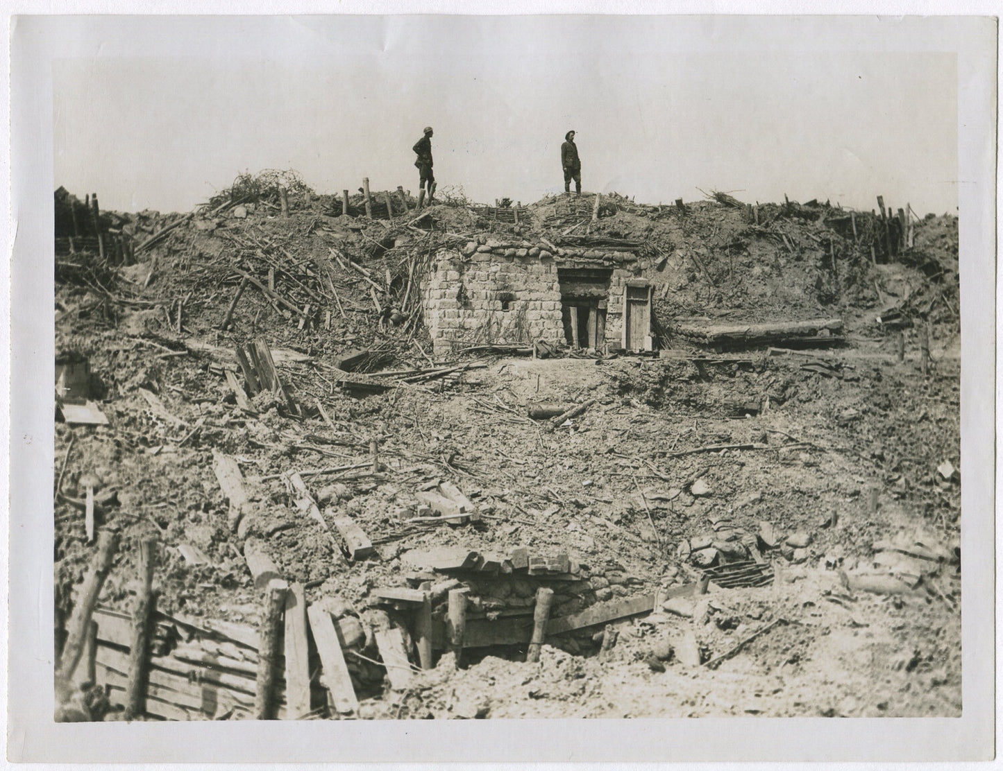 BRITISH TROOPS AT RUINS OF MESSINES RIDGE BATTLE. WWI. (8X10 REPRINT)