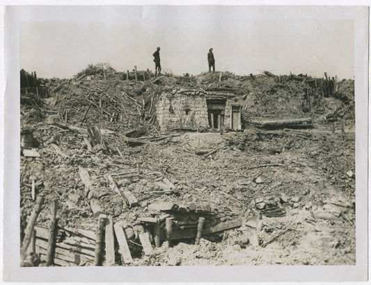 BRITISH TROOPS AT RUINS OF MESSINES RIDGE BATTLE. WWI. (8X10 REPRINT)
