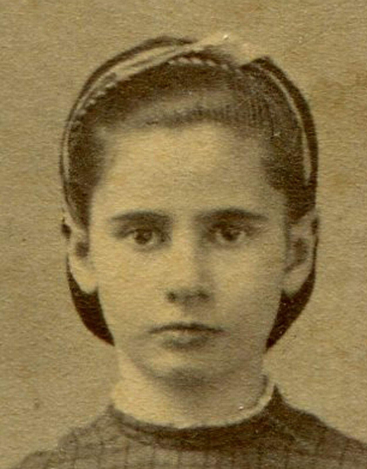 PRETTY, DARK HAIRED GIRL, STANDING POSE. CDV.