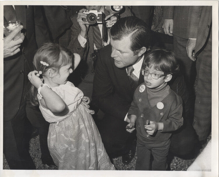 1971 PHOTO OF SENTOR TED KENNEDY TALKING TO KIDS AT COCKTAIL PARTY - REPRINT