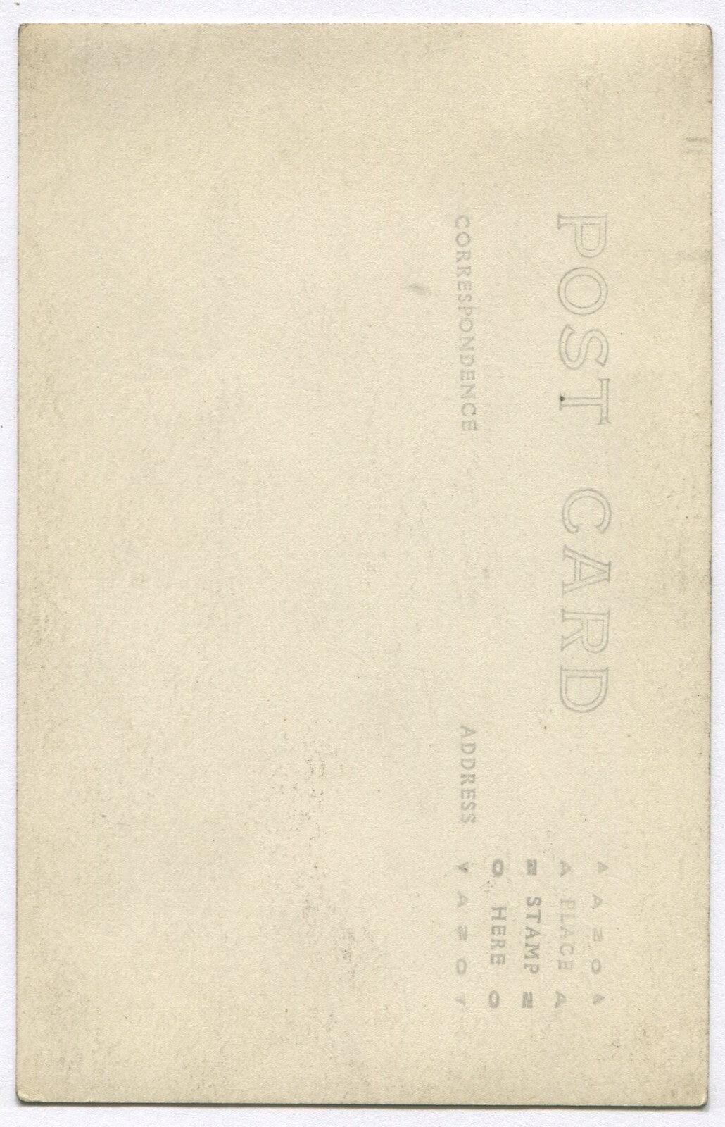 WWI SOLDIER IN UNIFORM POSED W/FLAG. PHOTO POSTCARD.