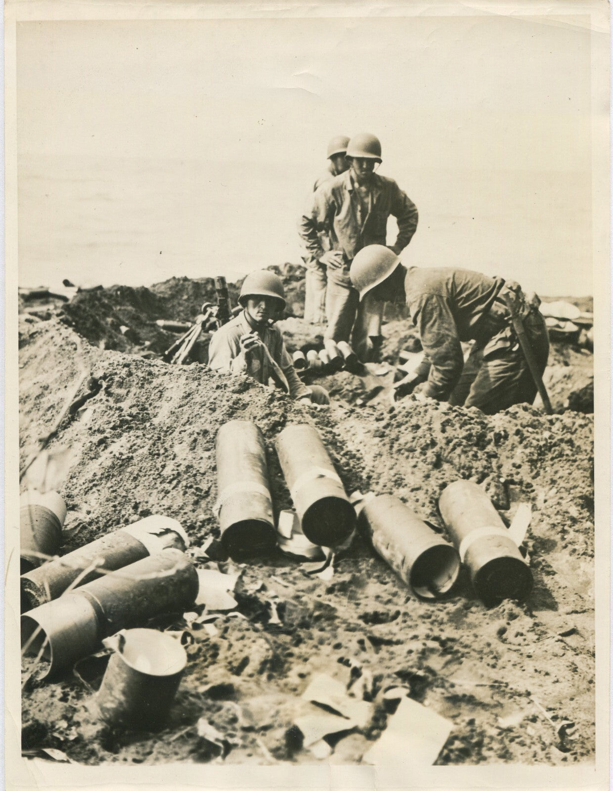 U.S. MARINES SET UP MORTARS, GUADALCANAL. WWII. (8X10 REPRINT)