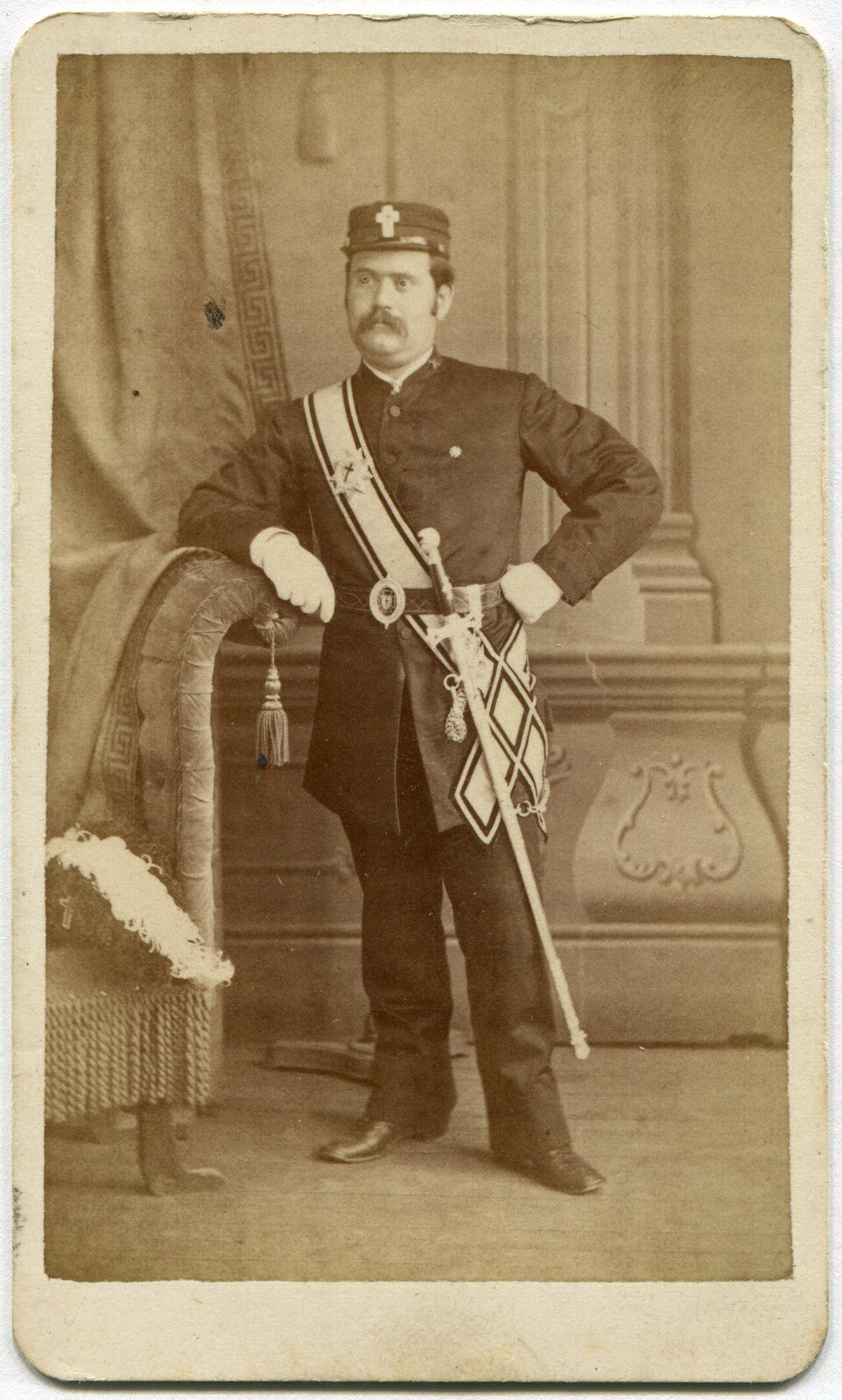 MAN IN UNIFORM W/SABER, CRUCIFIX. FRATERNAL ORDER ROMAN CATHOLIC. CDV. ST LOUIS.