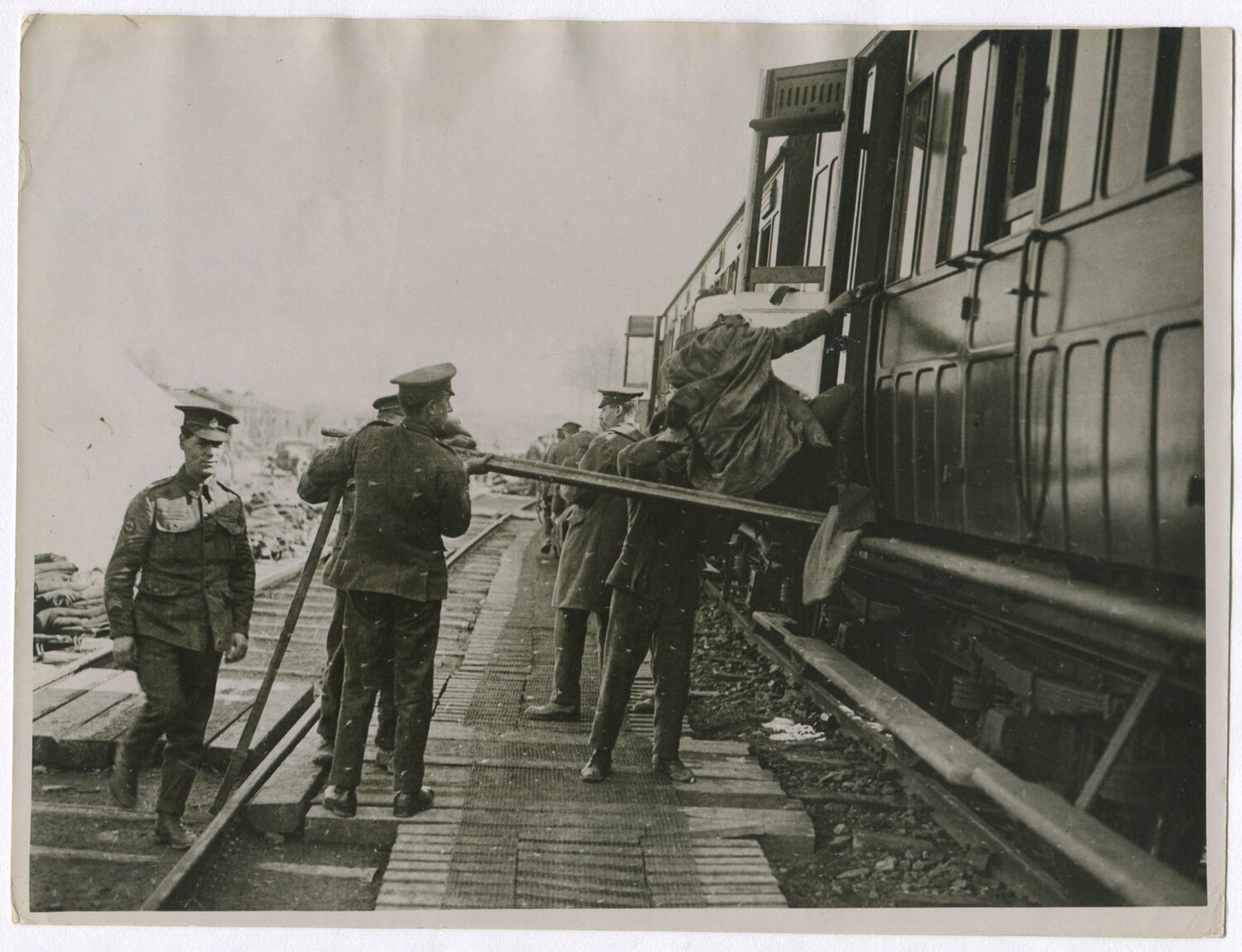 WOUNDED BRITISH TROOPS BOARDING TRAIN. WWI. (8X10 REPRINT)