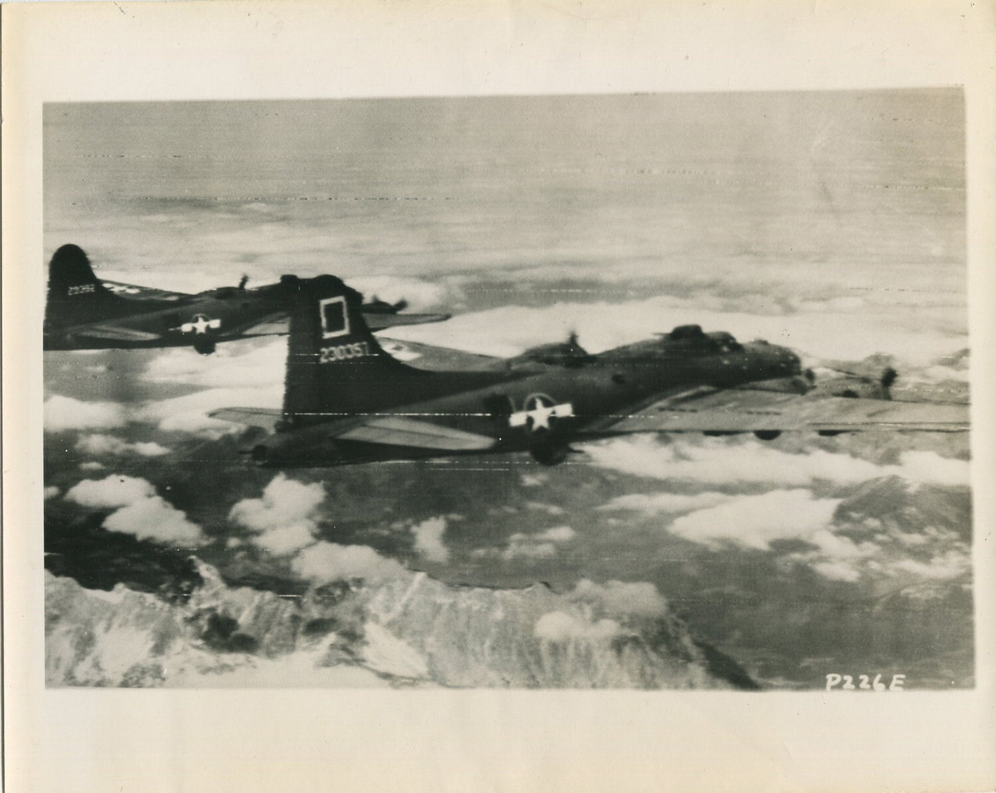 U.S AIR FORCE HEADED TO BOMB TARGETS IN MUNICH. WWII. (8X10 REPRINT)