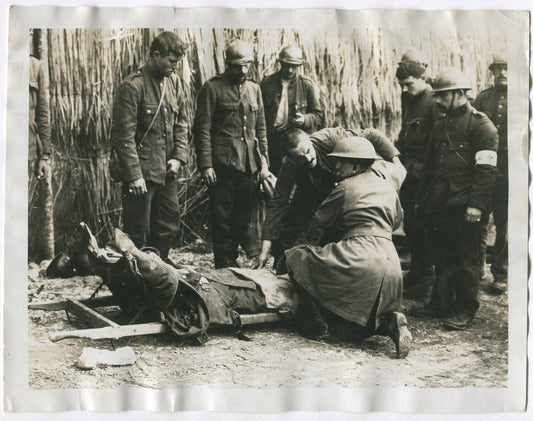 BRITISH WOMAN MEDIC TENDING WOUNDED IN BATTLE. WWI. (8X10 REPRINT)