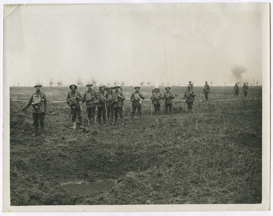 BRITISH TROOPS MOVING TO FRONT LINE. WWI. (8X10 REPRINT)