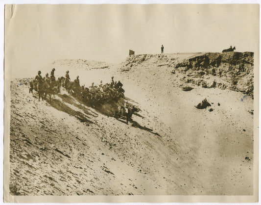 BRITISH MOUNTED TROOPS NEAR COAST, EGYPT. WWI. (8X10 REPRINT)