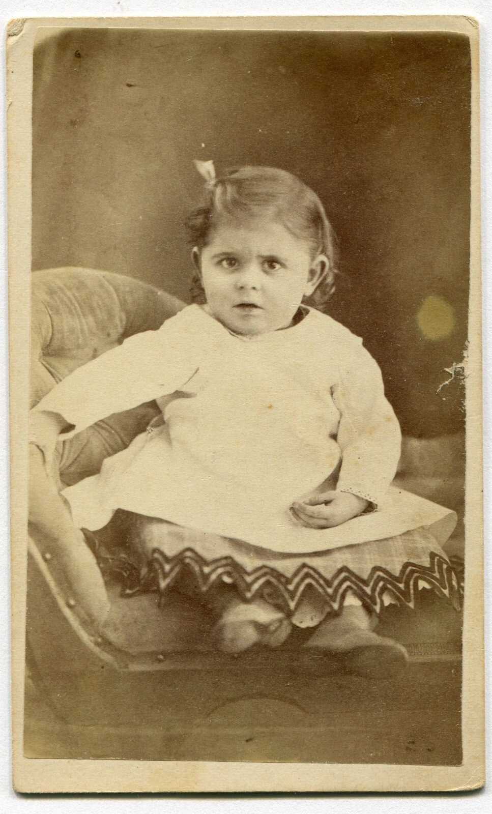 YOUNG GIRL WITH AN EXPRESSION OF CONSTERNATION. CDV.