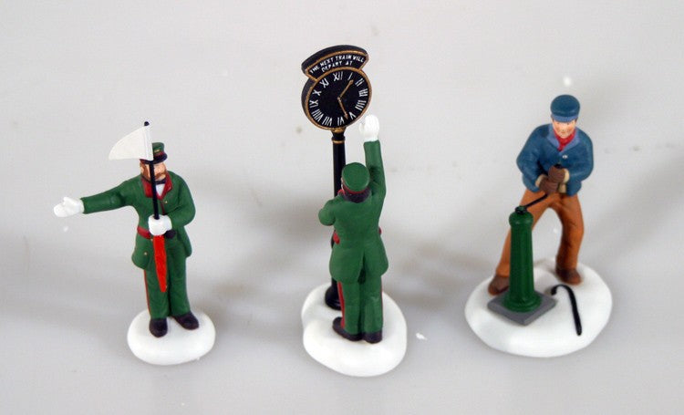 DEPARTMENT 56 HERITAGE VILLAGE OF BUSY RAILWAY STATION FIGURES.