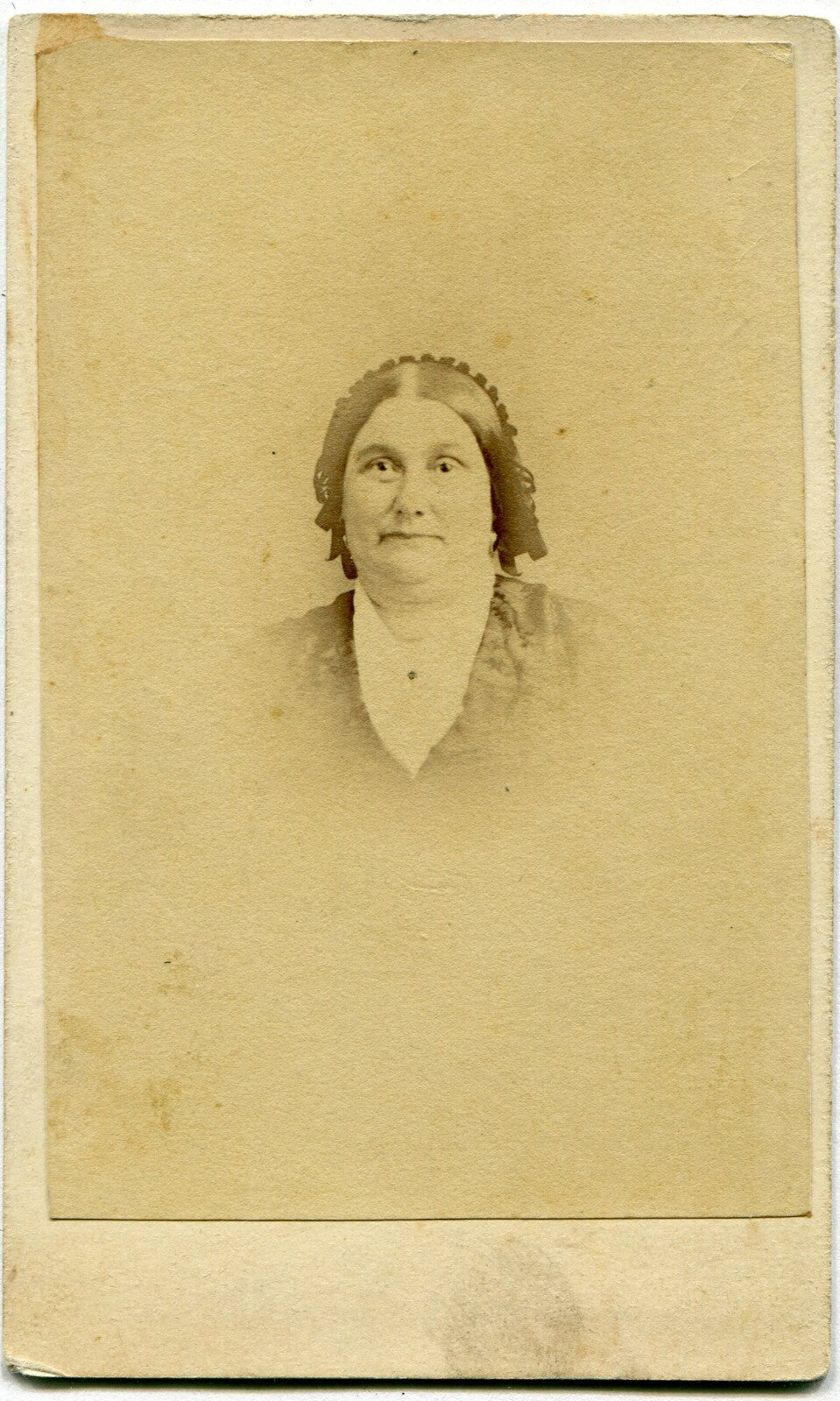 ROUND FACED WOMAN IN BONNET. CDV.