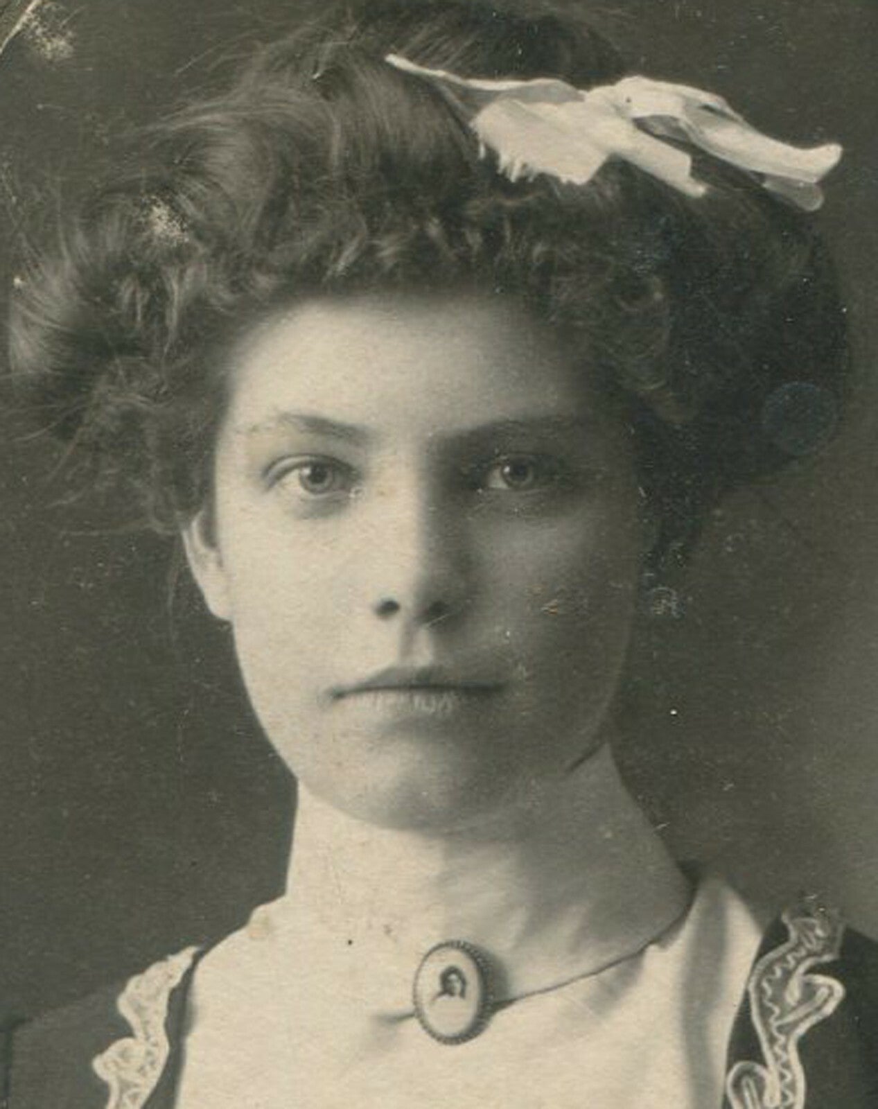 BEAUTIFUL YOUNG WOMAN, PHOTO PIN ON HER HIGH COLLAR. B&W ON 5X4 CARD.