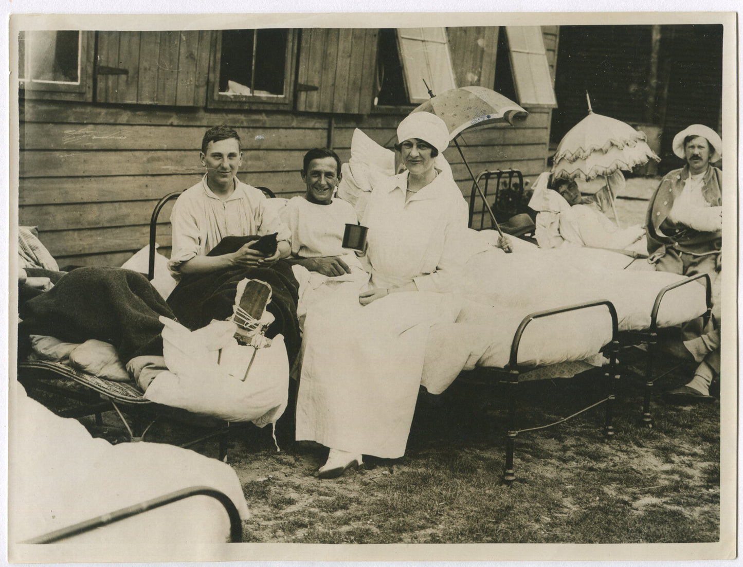 BASE HOSPITAL, WOUNDED BRITISH SOLDIERS. WWI. (8X10 REPRINT)