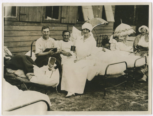 BASE HOSPITAL, WOUNDED BRITISH SOLDIERS. WWI. (8X10 REPRINT)
