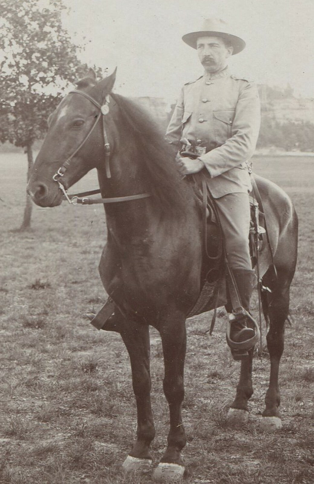 U.S. MILITARY SOLDIER ON HORSEBACK. CABINET CARD. VIROQUA, WIS.