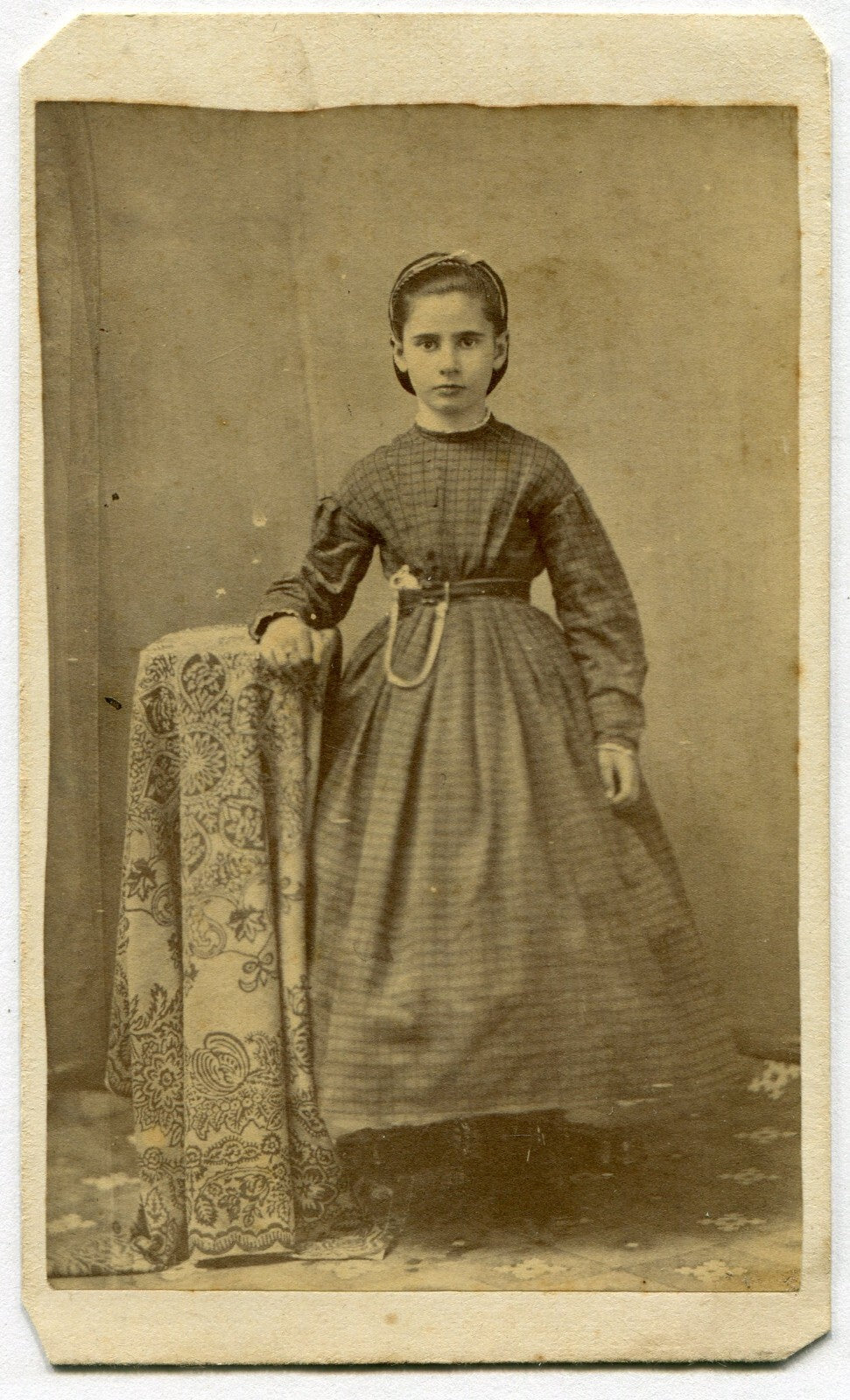 PRETTY, DARK HAIRED GIRL, STANDING POSE. CDV.