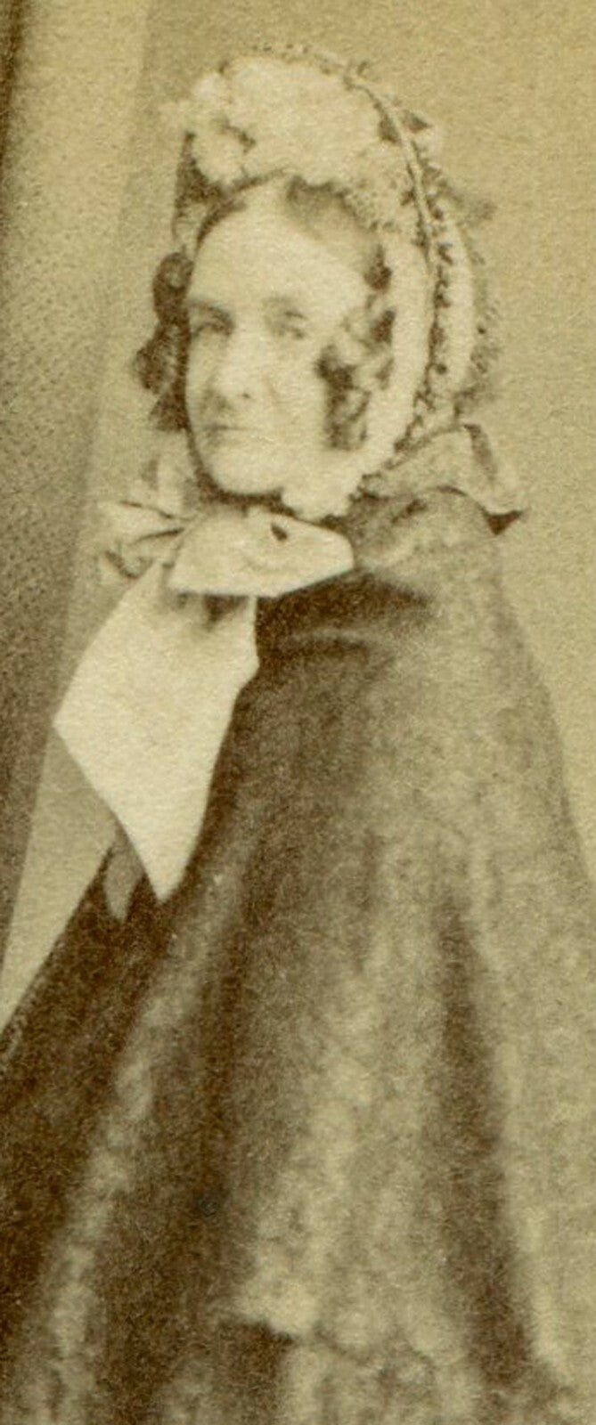 OLD WOMAN IN ORNATE HAT/BONNET, LONG CAPE. CDV. HAVERSTOCK , LONDON, ENGLAND