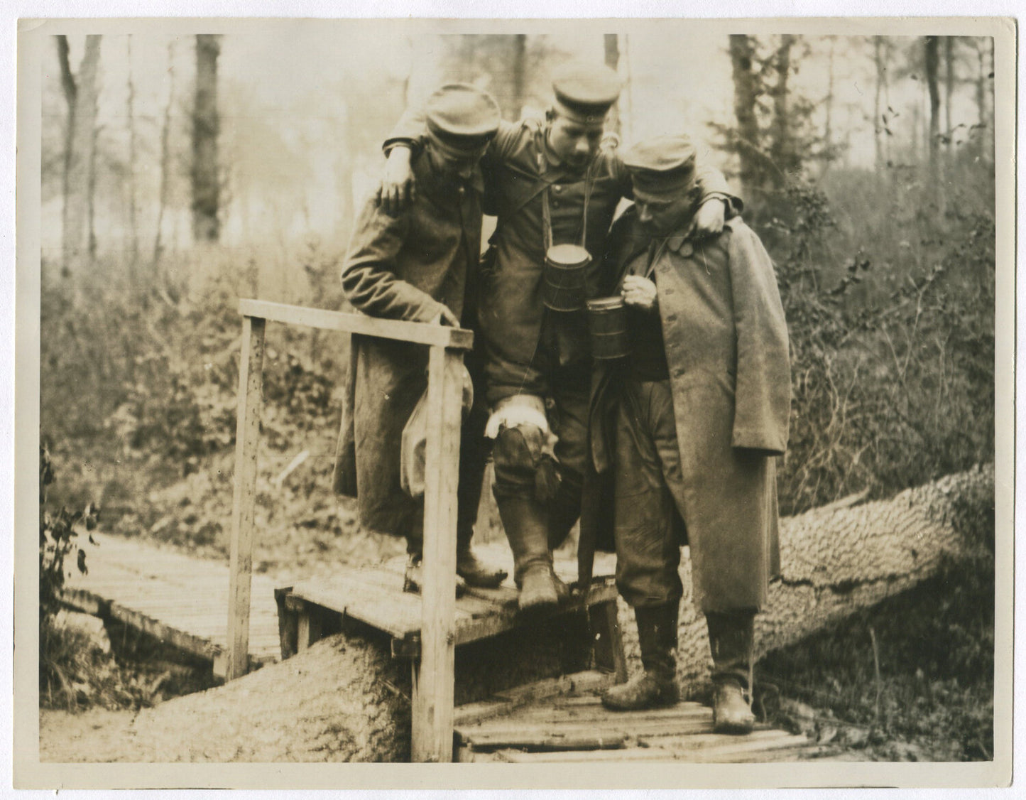 WOUNDED GERMAN PRISONERS OF BRITISH LEAVING BATTLE. WWI.  (8X10 REPRINT)