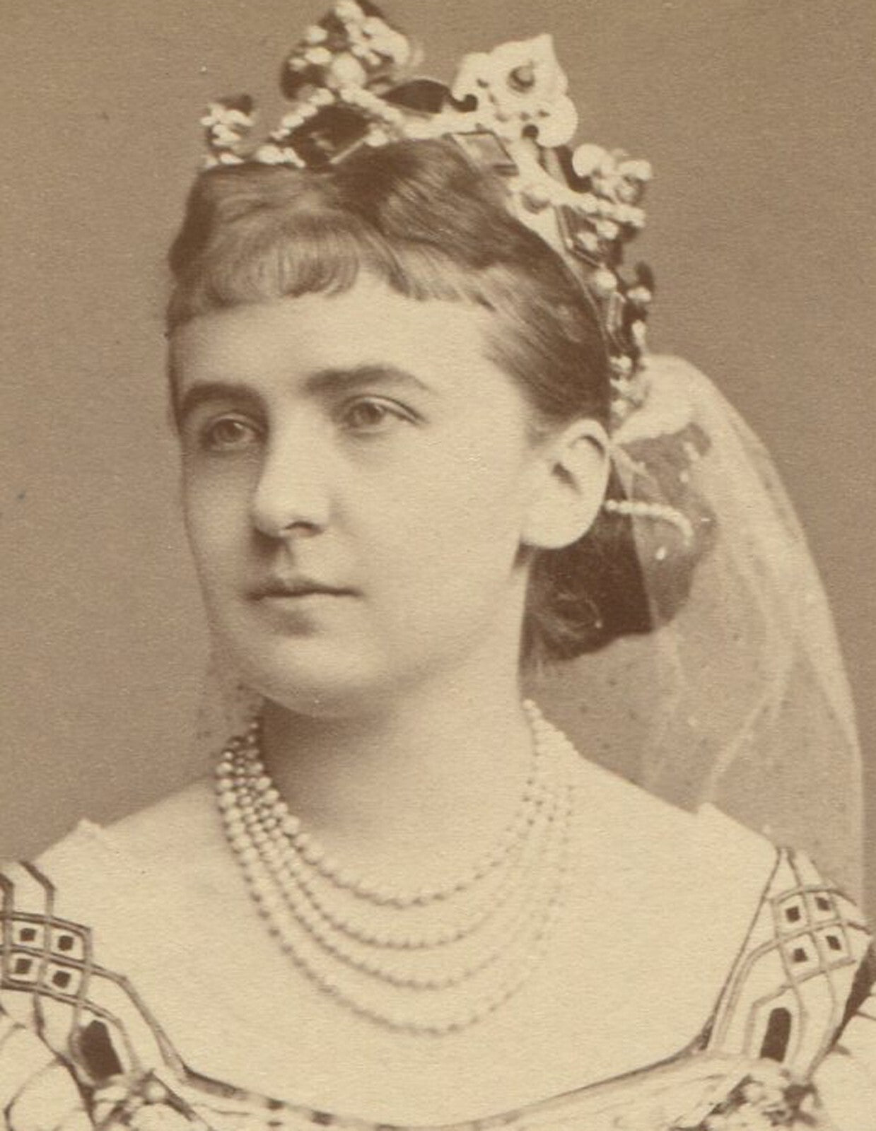 GERMAN ROYAL. WOMAN IN CROWN AND TRIMMED VELVET DRESS. CABINET CARD. BERLIN.