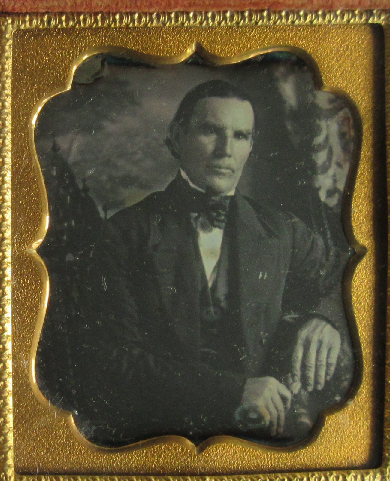 MAN, PIERCING EYES, PAINTED BACKGROUND. 6TH PLATE DAGUERREOTYPE, FULL CASE.
