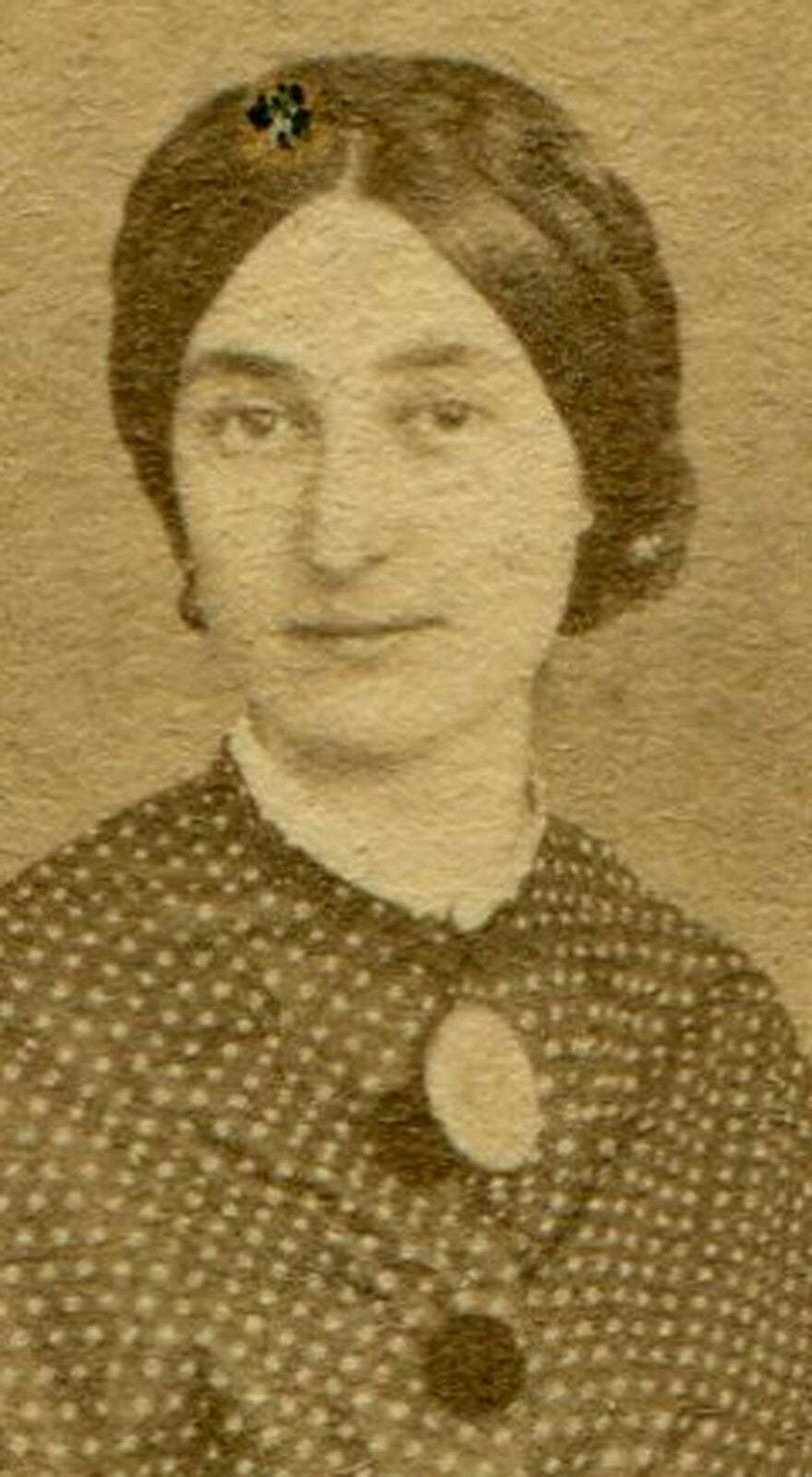 WOMAN POSED W/VERY ORNATE PAINTED BACKGROUND. CDV. ENGLAND.