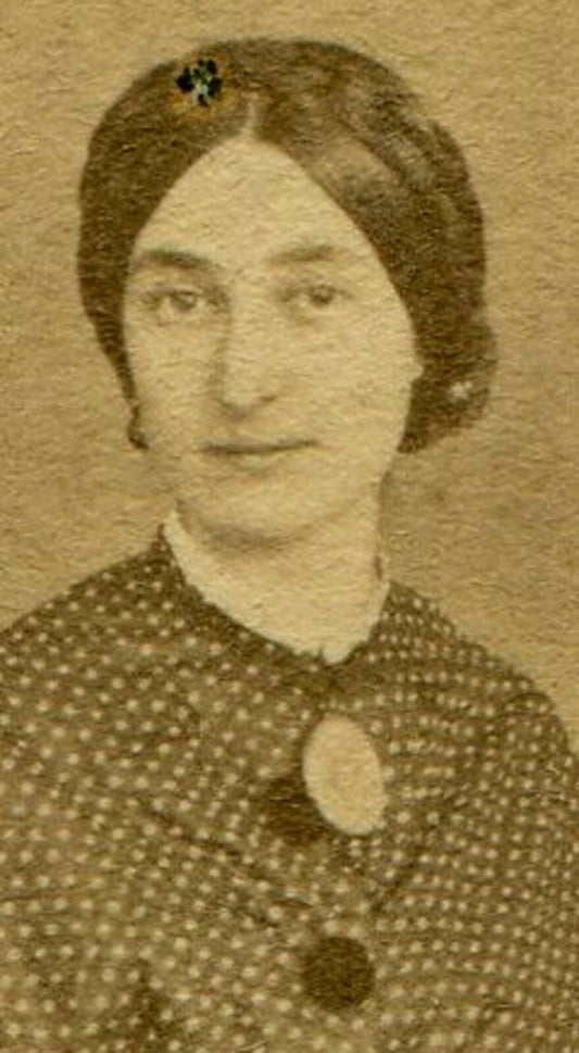 WOMAN POSED W/VERY ORNATE PAINTED BACKGROUND. CDV. ENGLAND.