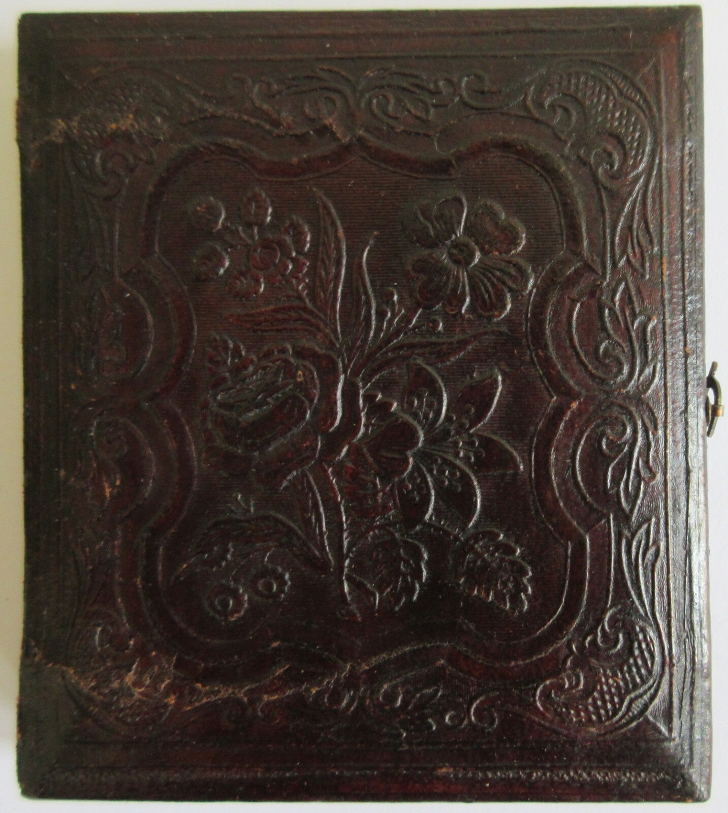 MAN, PIERCING EYES, PAINTED BACKGROUND. 6TH PLATE DAGUERREOTYPE, FULL CASE.