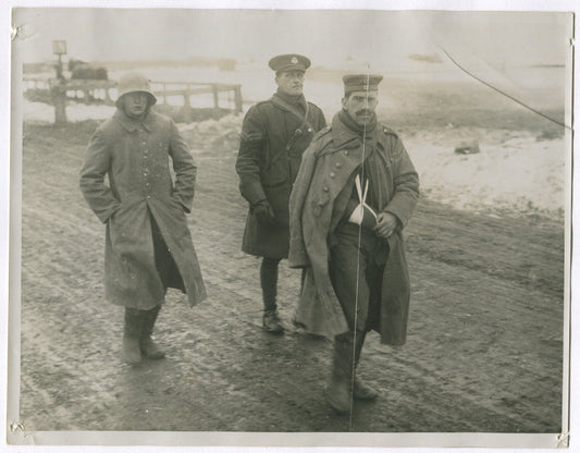 BRITISH SOLDIER W/GERMAN P.O.W.s. WWI. (8X10 REPRINT)