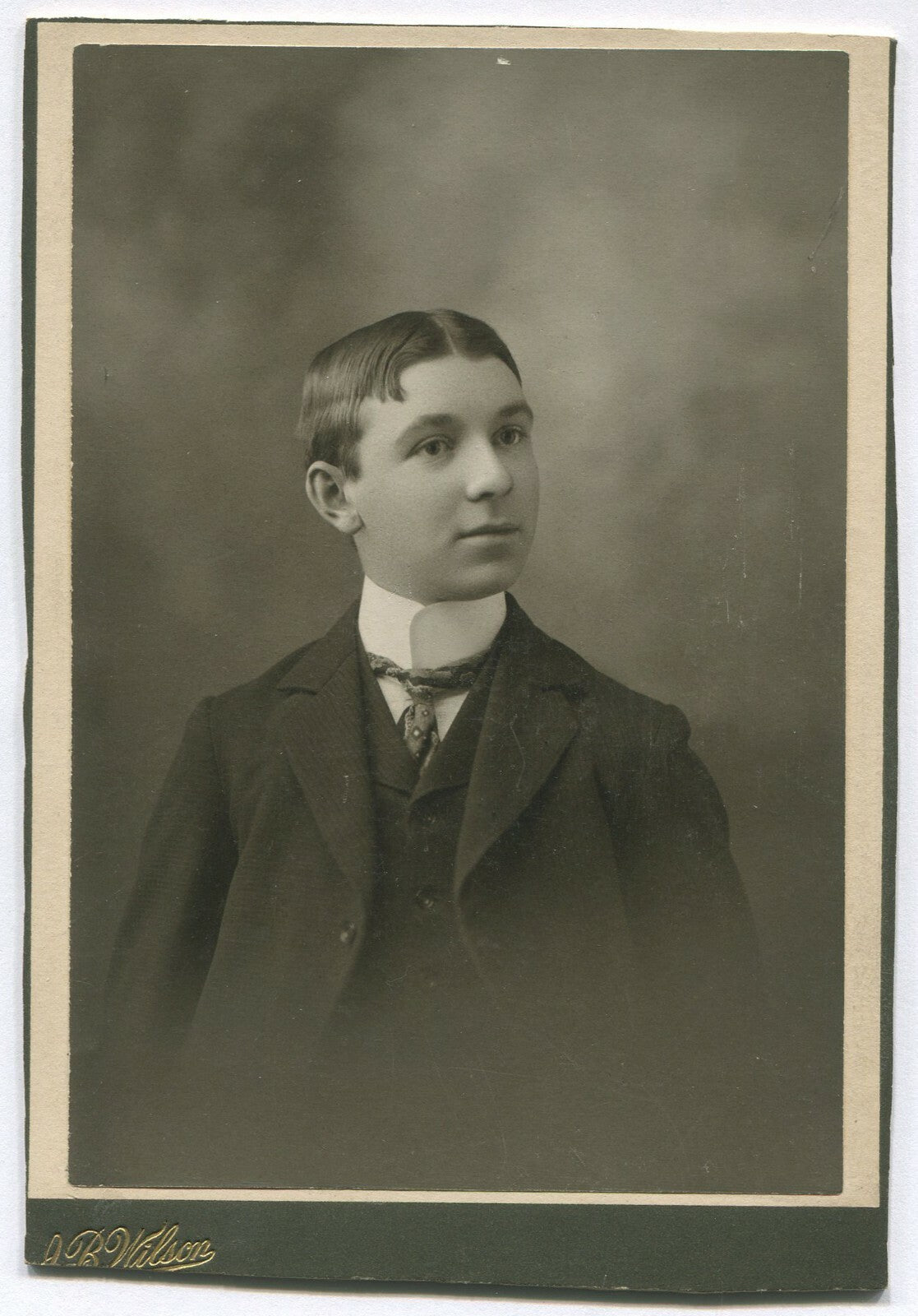 TROUBLEMAKER LOOKING UP TO NO GOOD. VINTAGE PHOTO, 1920sB&W.