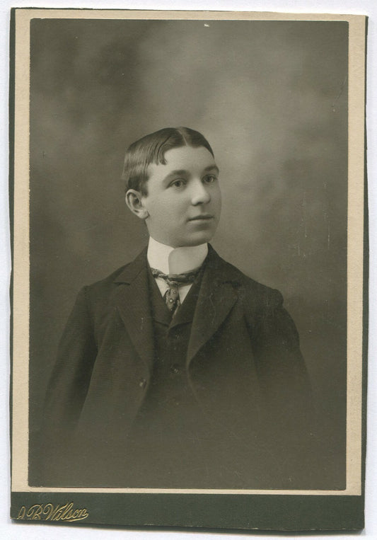 TROUBLEMAKER LOOKING UP TO NO GOOD. VINTAGE PHOTO, 1920sB&W.