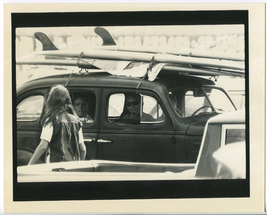 SURFBOARDS ON 1940-50s OLD CAR ROOF. SLICE OF LIFE 1970s. 8 X 10 B&W PHOTO.