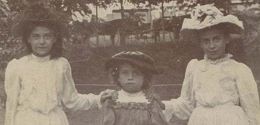 THREE GIRLS POSED IN HATS. PARK SETTING. CABINET CARD.