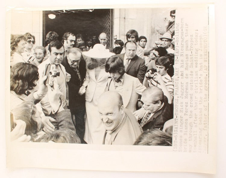 11X14 1970 PHOTO OF MIKE JAGGER AND BIANCA PEREZ WEDDING CEREMONY
