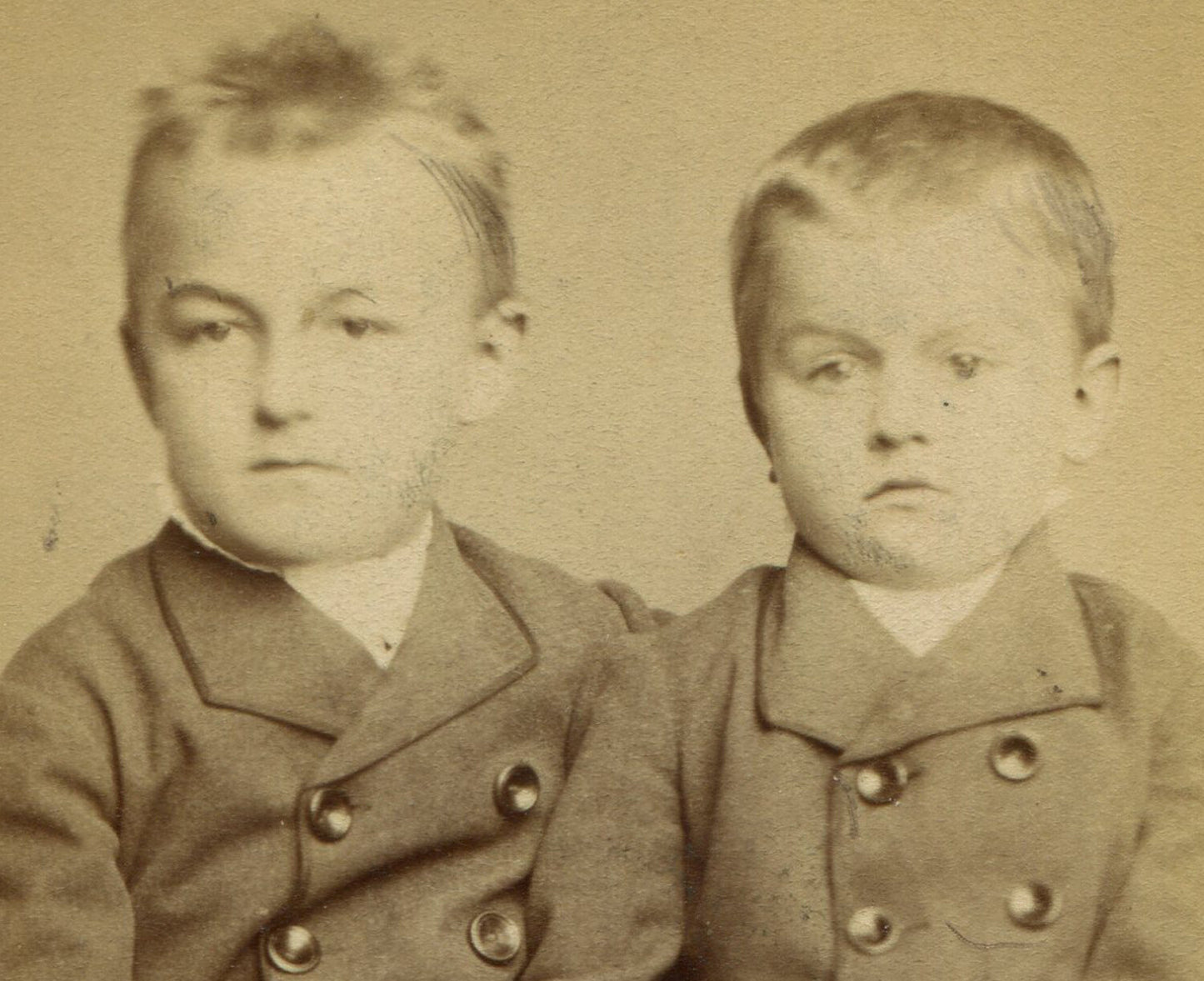 VERY YOUNG BROTHERS POSED HOLDING HANDS. CDV. WIEN, AUSTRIA.