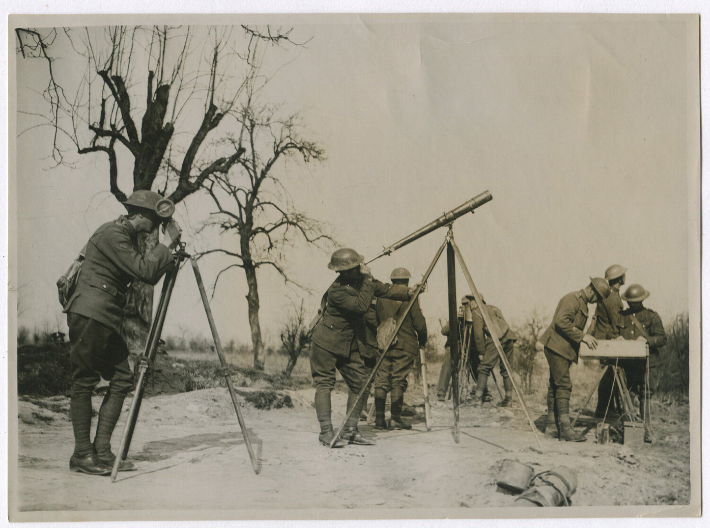 BRITISH ANTI AIRCRAFT UNIT W/ VIEWING TOOLS. WWI. (8X10 REPRINT)