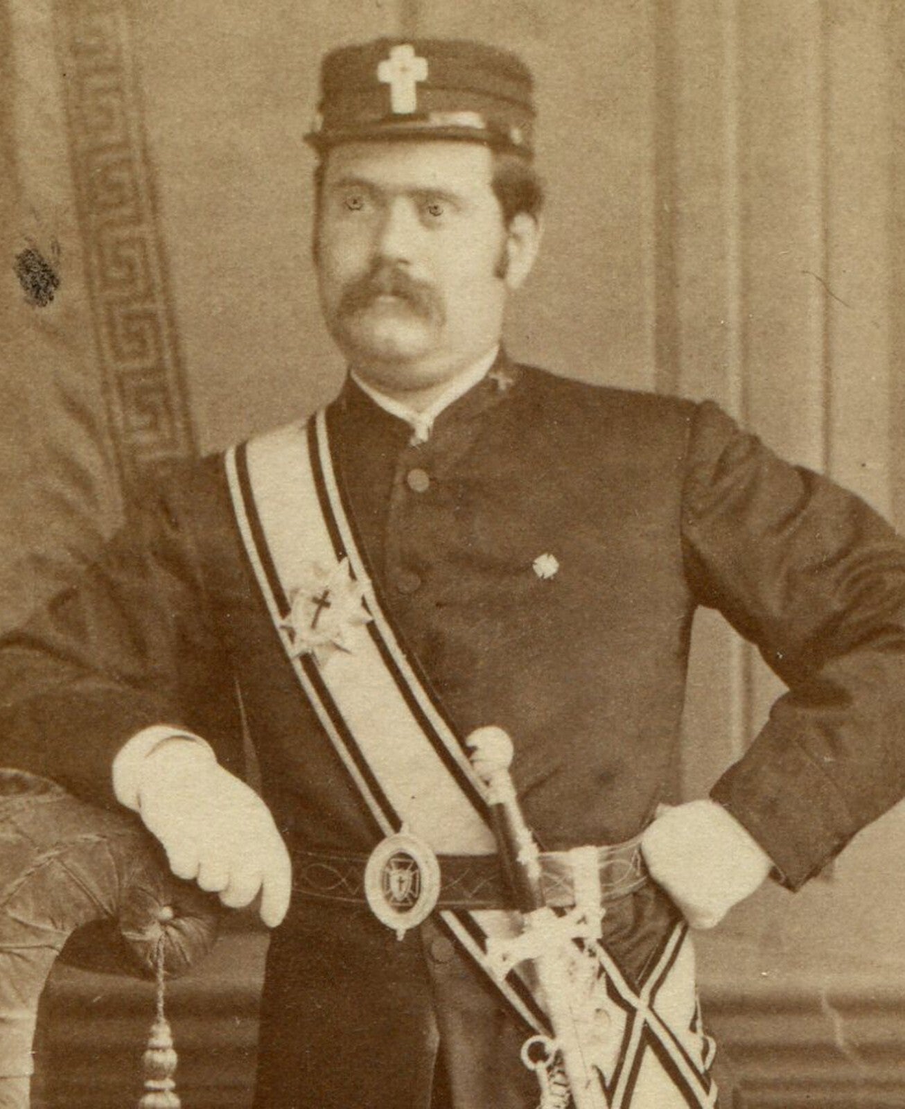 MAN IN UNIFORM W/SABER, CRUCIFIX. FRATERNAL ORDER ROMAN CATHOLIC. CDV. ST LOUIS.