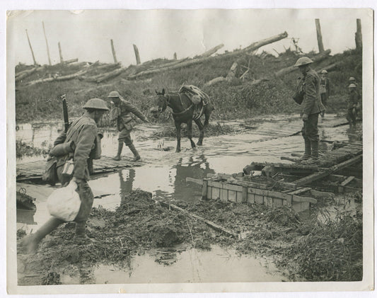 BRITISH TROOPS NAVIGATING THE MUD. WWI. (8X10 REPRINT)